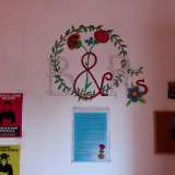 Su un muro spiccano le iniziali di "Bread and roses". �Significa "pane e rose" - spiega il 60enne Manlio, l'attivista del gruppo che ci accoglie -. Il pane rappresenta il frutto del nostro lavoro quotidiano e le rose simboleggiano la bellezza della vita�